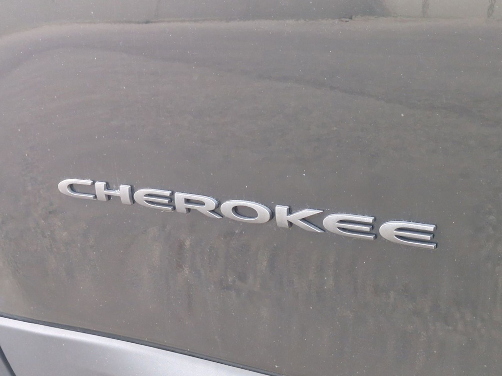 Thumbnail: 2018 Jeep Cherokee - 25