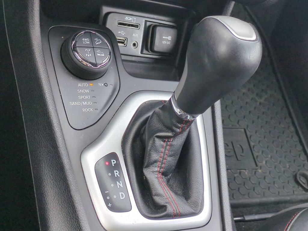 Thumbnail: 2018 Jeep Cherokee - 15