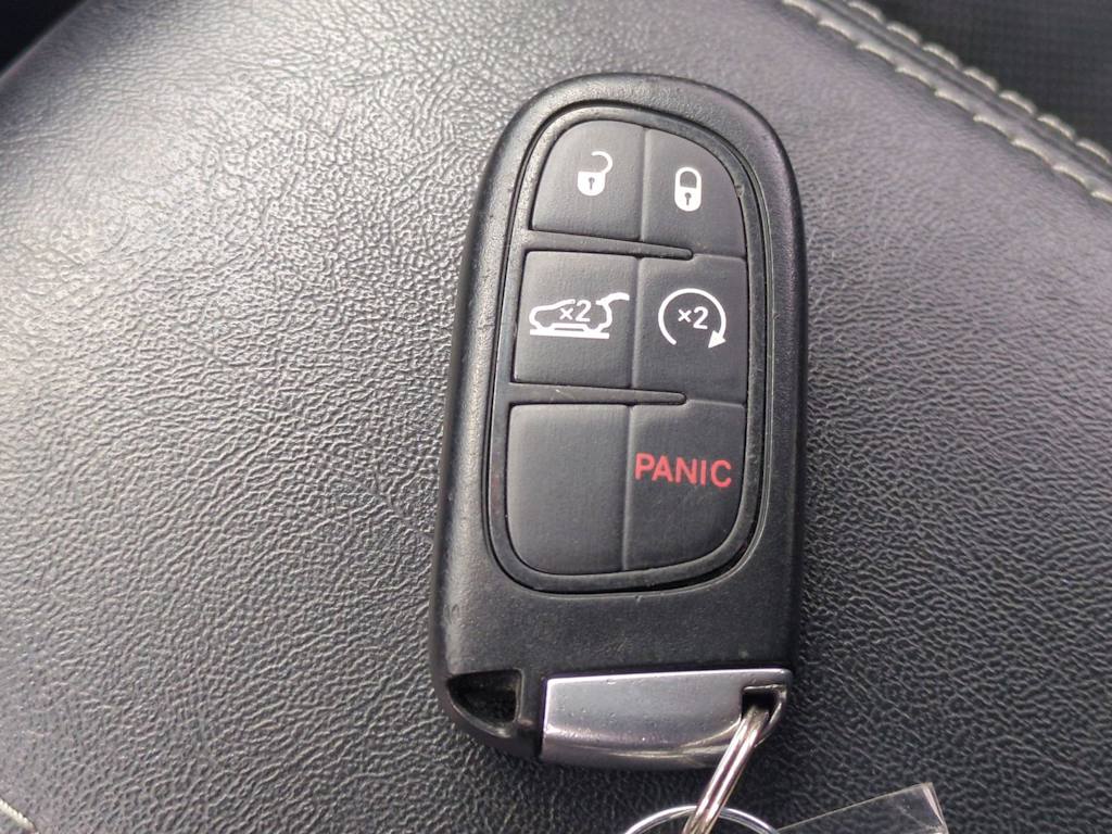 Thumbnail: 2019 Jeep Cherokee - 17