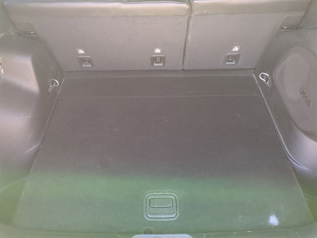 Thumbnail: 2019 Jeep Cherokee - 17