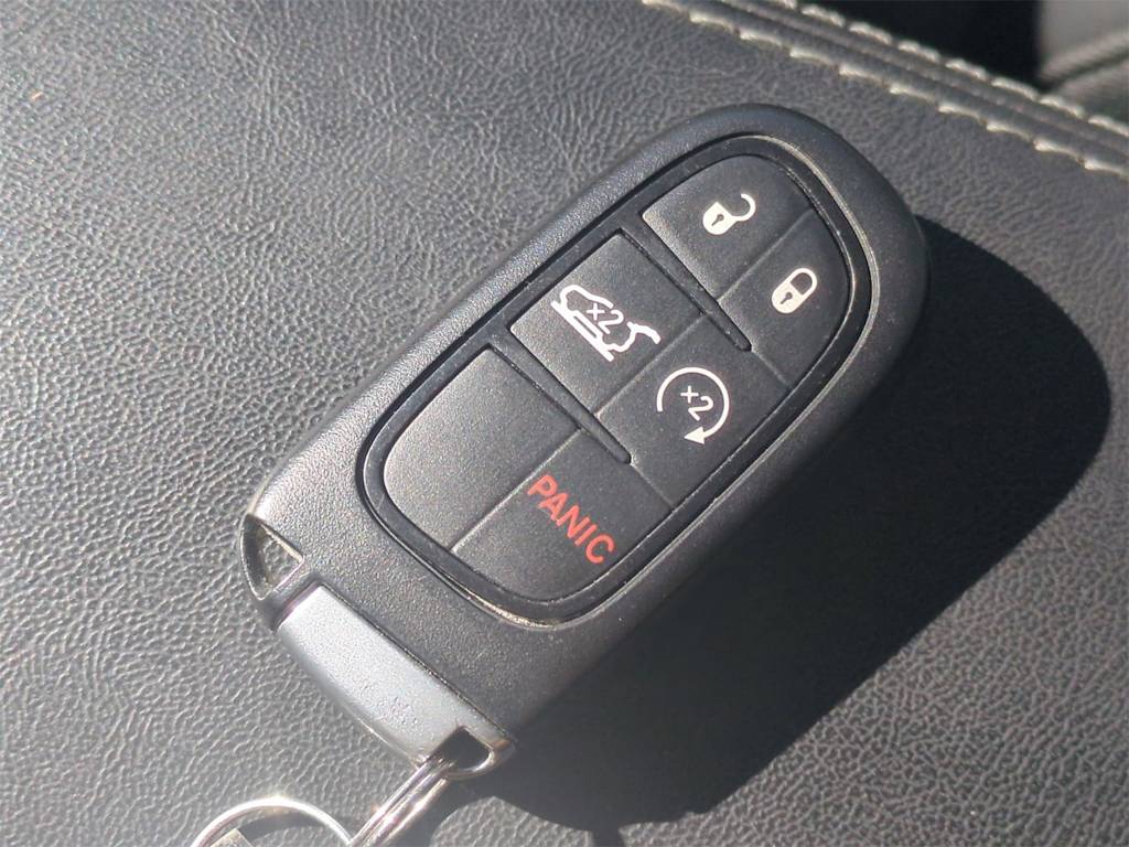 Thumbnail: 2019 Jeep Cherokee - 18