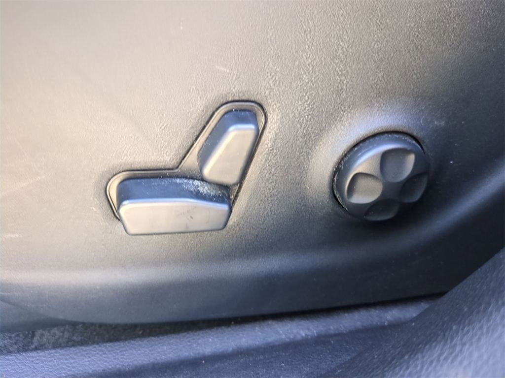 Thumbnail: 2019 Jeep Cherokee - 25