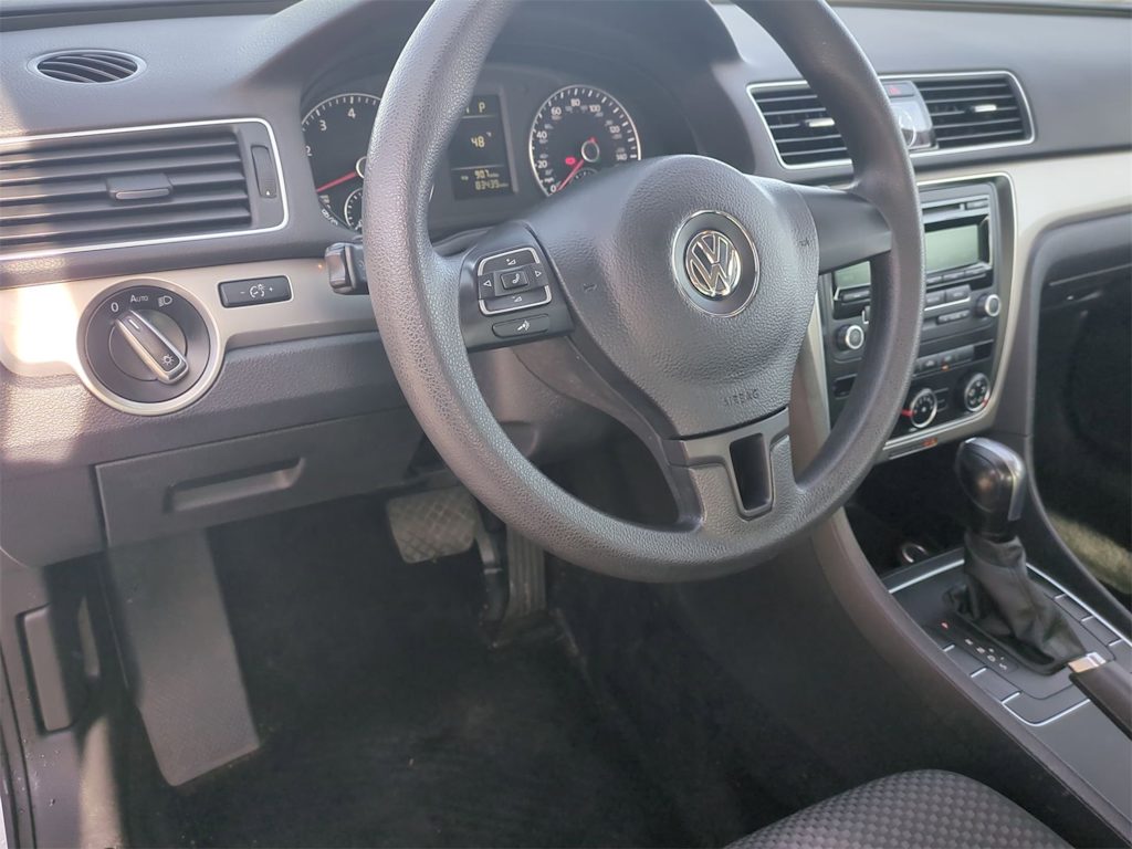 2014 Volkswagen Passat S 2