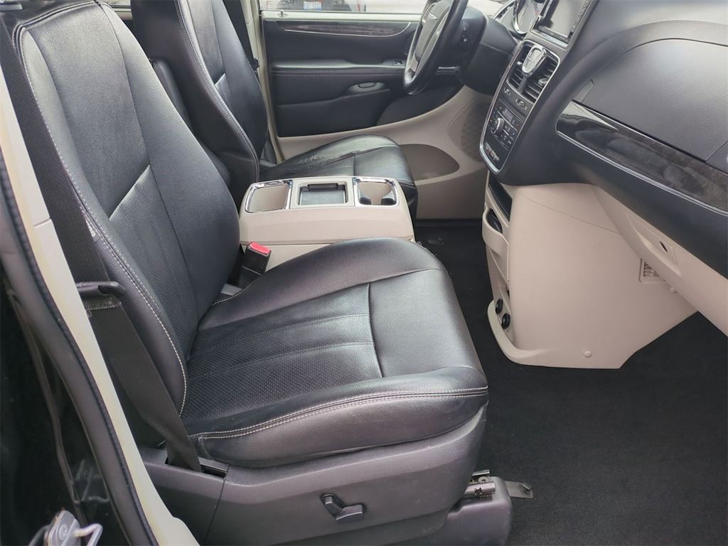 2015 Chrysler Town & Country Touring 9