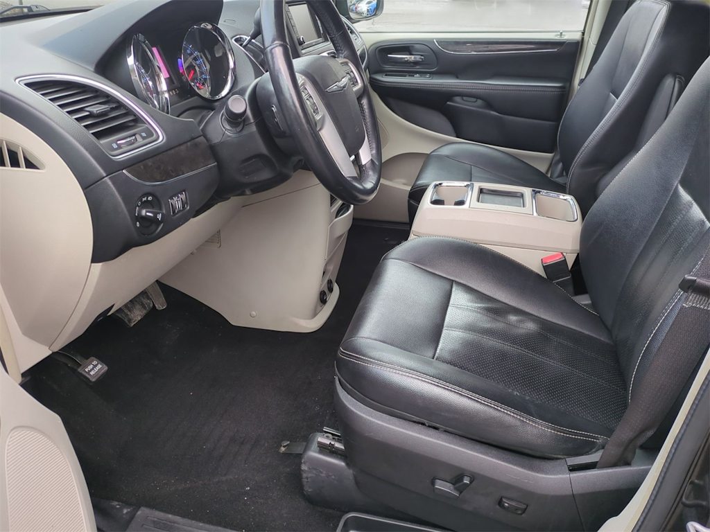 2015 Chrysler Town & Country Touring 8