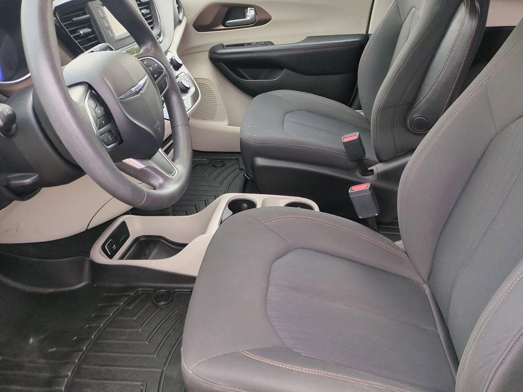 Thumbnail: 2017 Chrysler Pacifica - 10