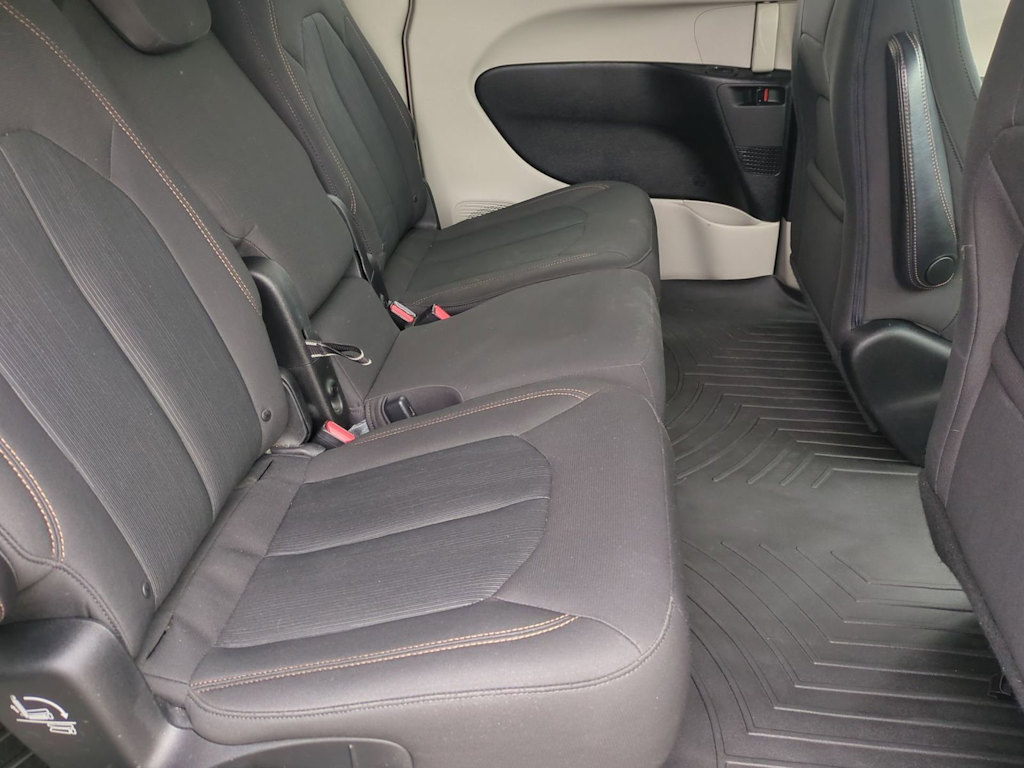 Thumbnail: 2017 Chrysler Pacifica - 28