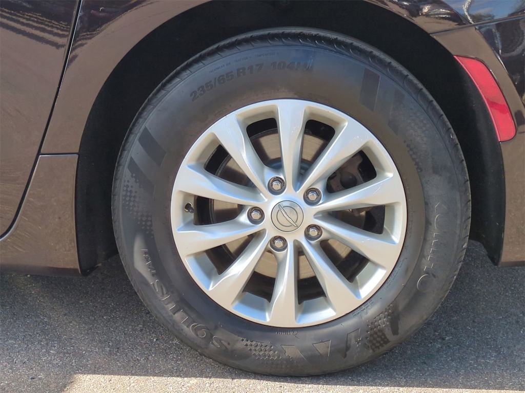 Thumbnail: 2018 Chrysler Pacifica - 8