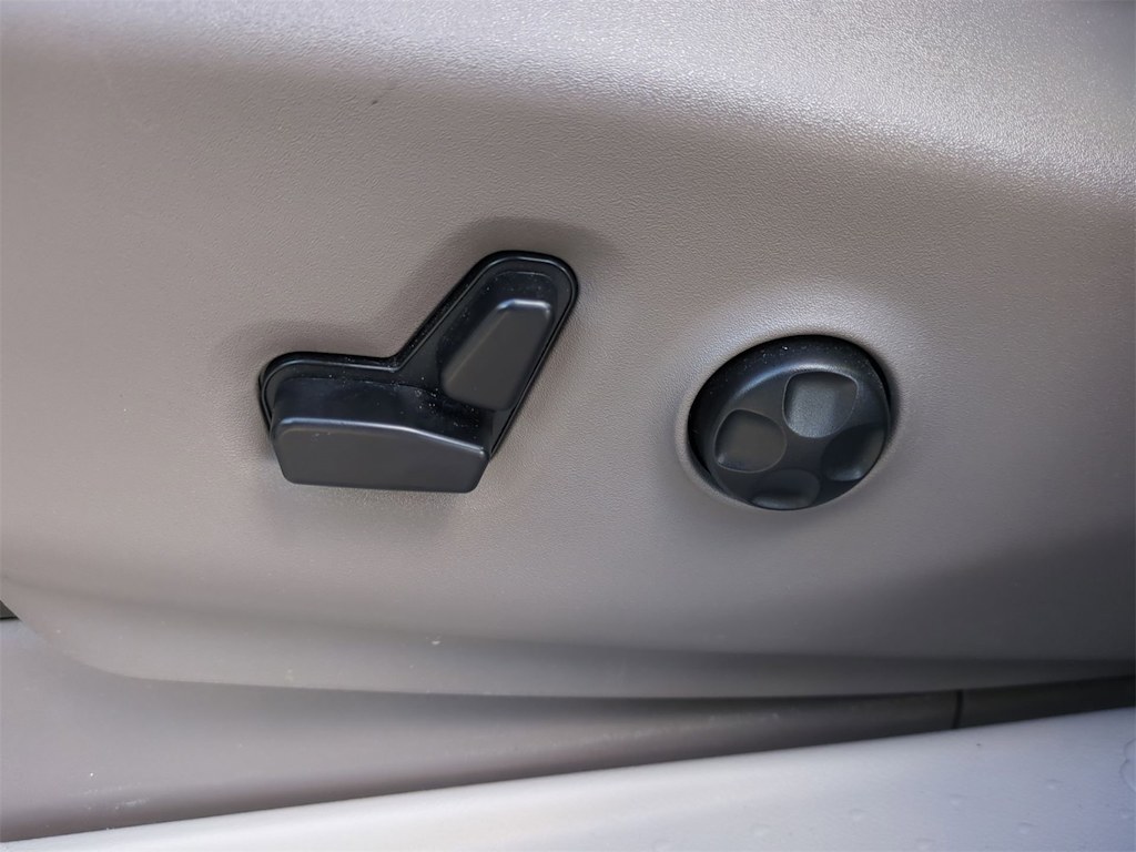 Thumbnail: 2018 Chrysler Pacifica - 25