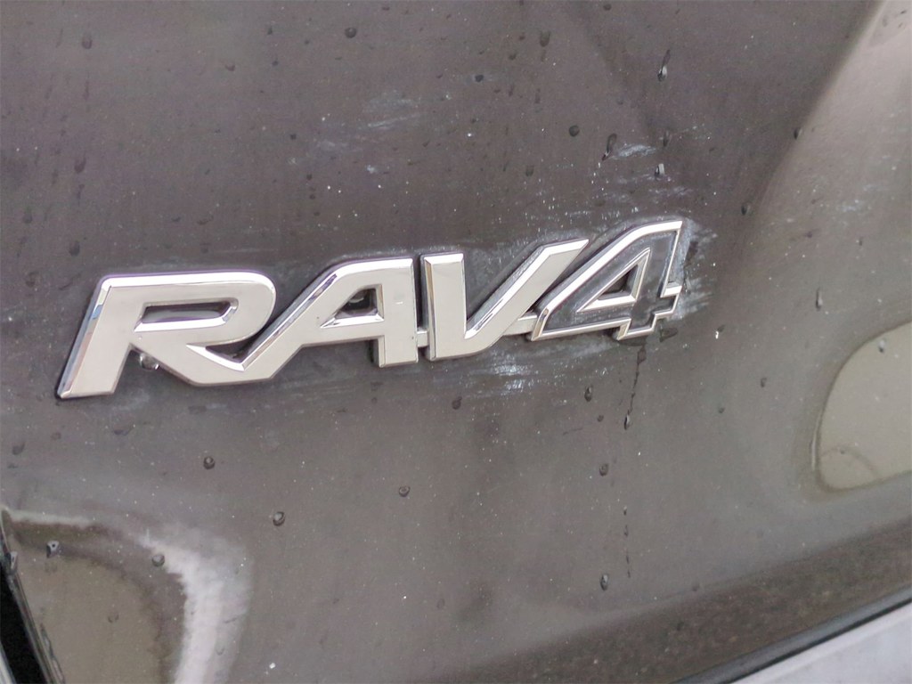 2022 Toyota RAV4 LE 26