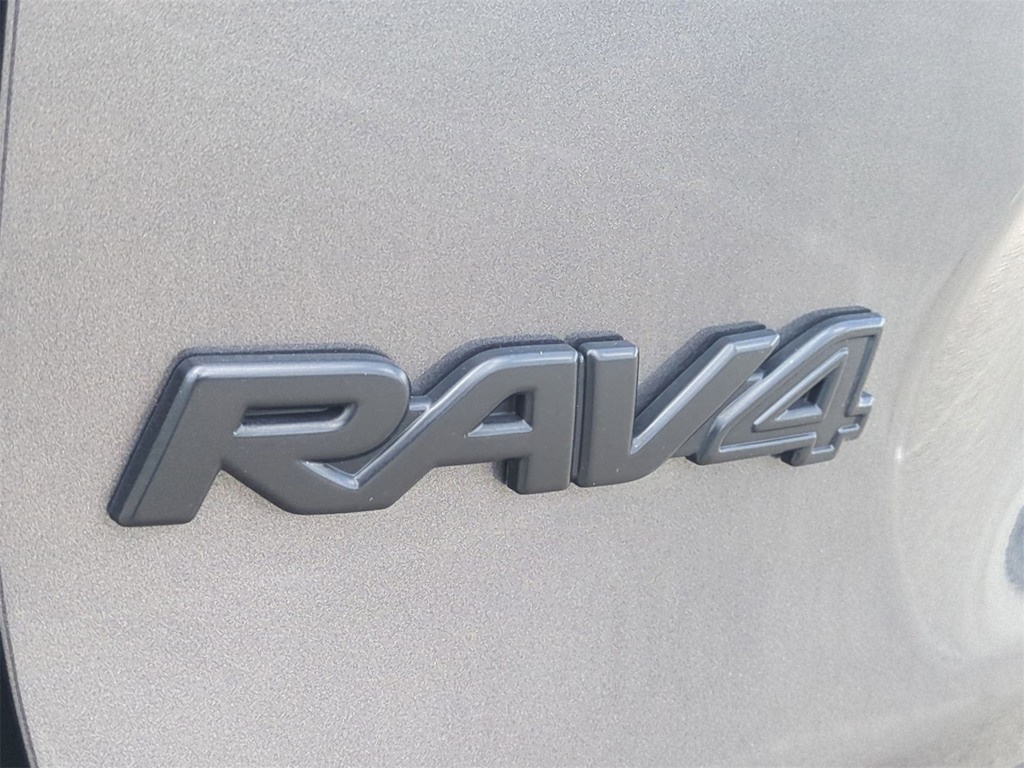 Thumbnail: 2022 Toyota RAV4 - 25
