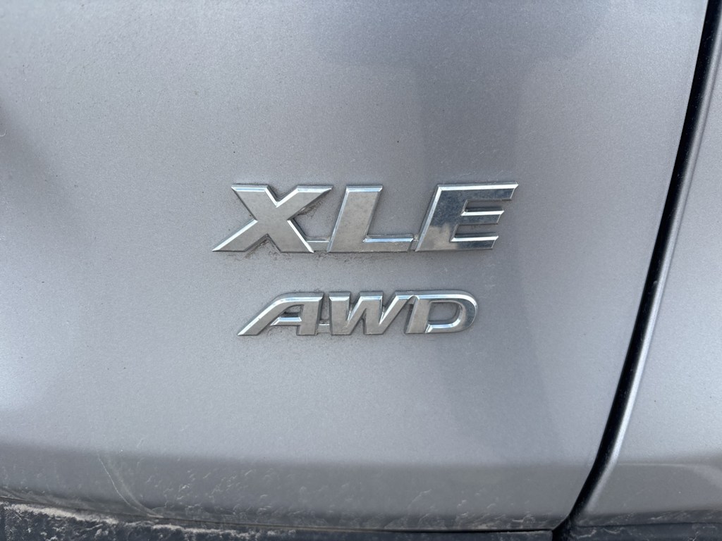 2021 Toyota RAV4 XLE 3