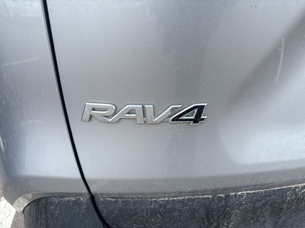 2021 Toyota RAV4 XLE 10