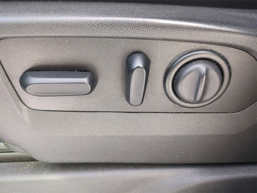 Thumbnail: 2020 Chevrolet Silverado 1500 - 26