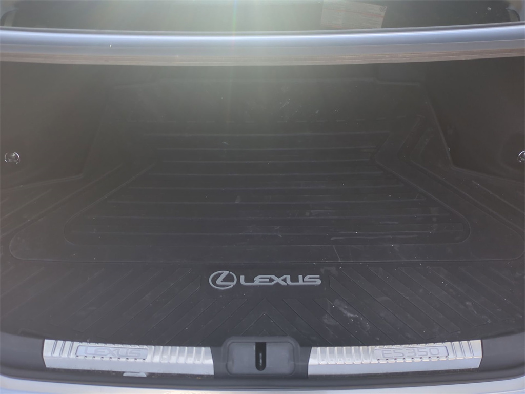 Thumbnail: 2023 Lexus ES - 17