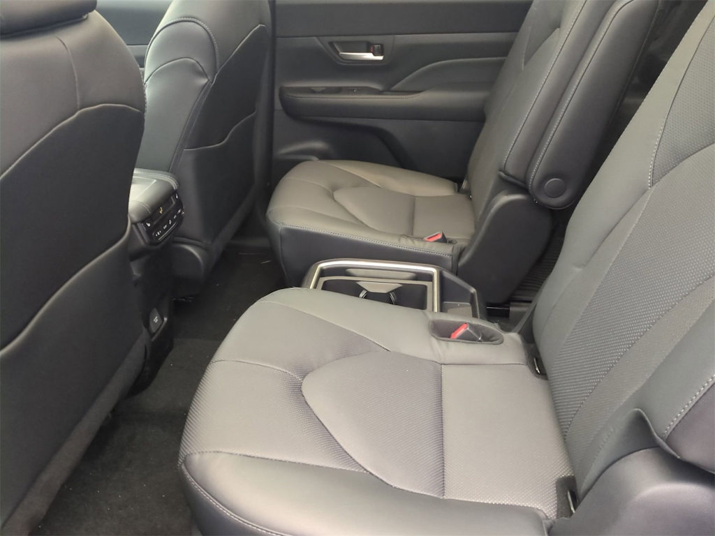 Thumbnail: 2026 Toyota Grand Highlander - 12