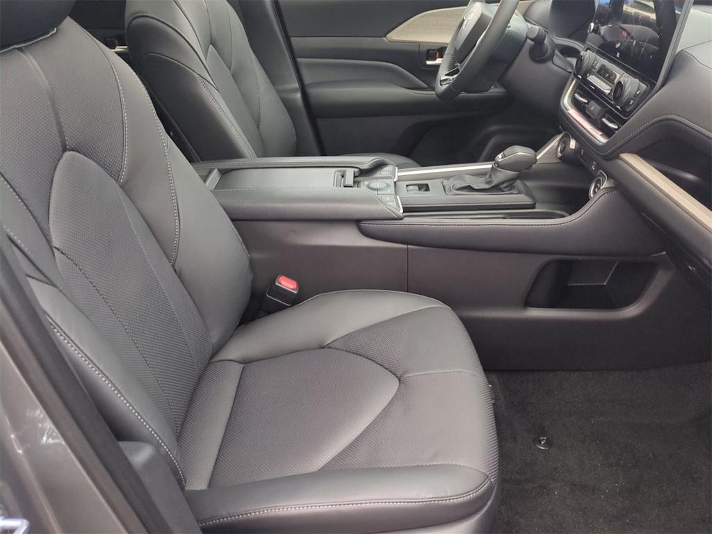 Thumbnail: 2026 Toyota Grand Highlander - 30