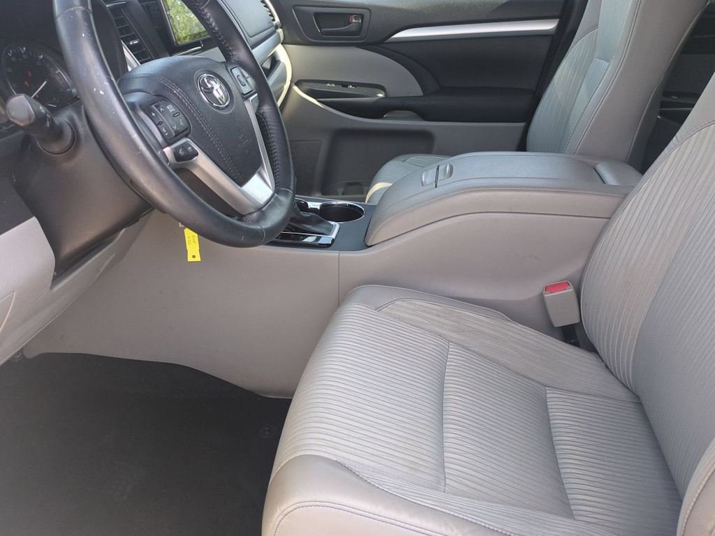 Thumbnail: 2015 Toyota Highlander - 10