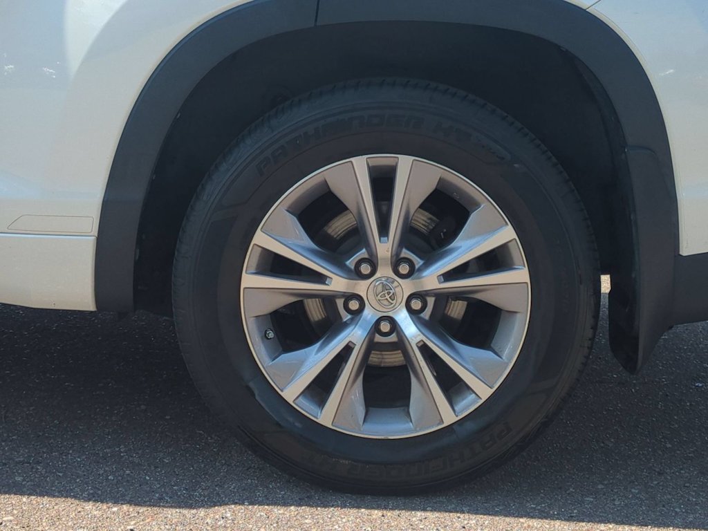 Thumbnail: 2015 Toyota Highlander - 8