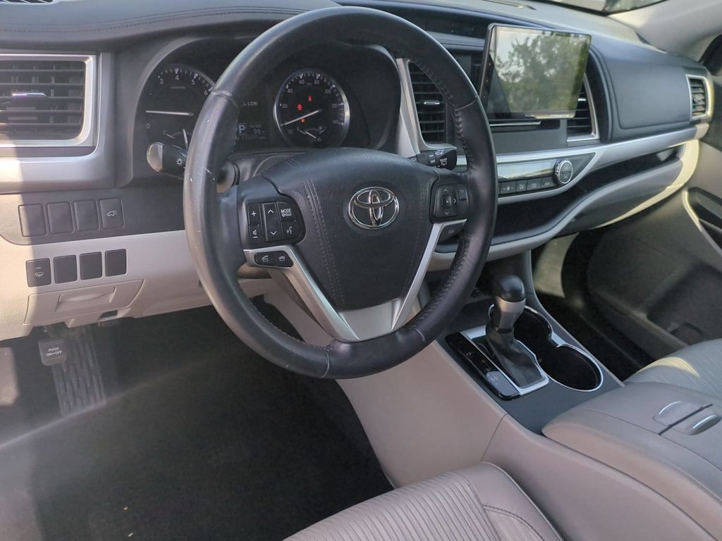 Thumbnail: 2015 Toyota Highlander - 2