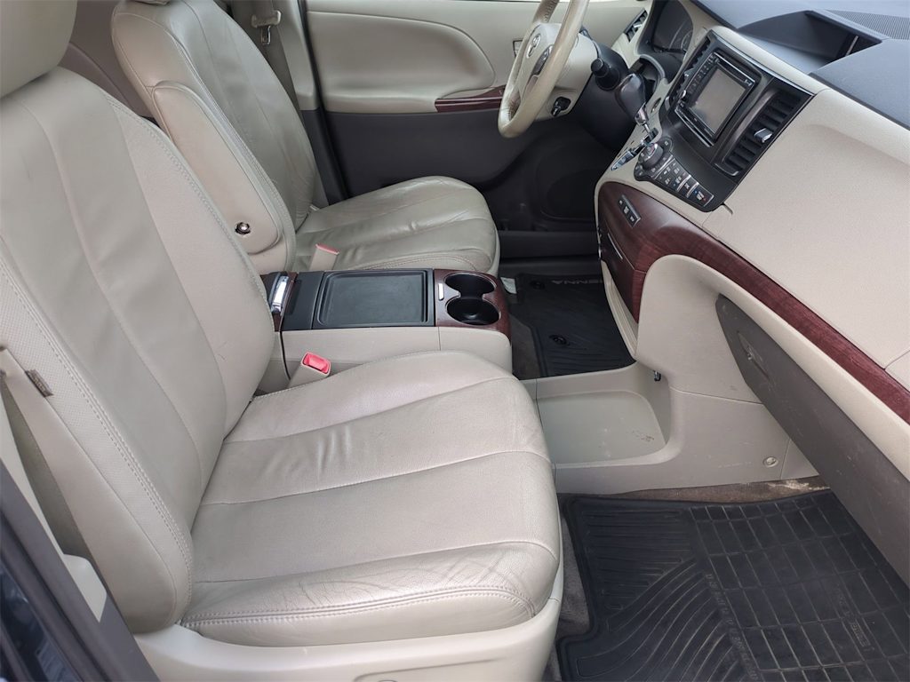 Thumbnail: 2014 Toyota Sienna - 11