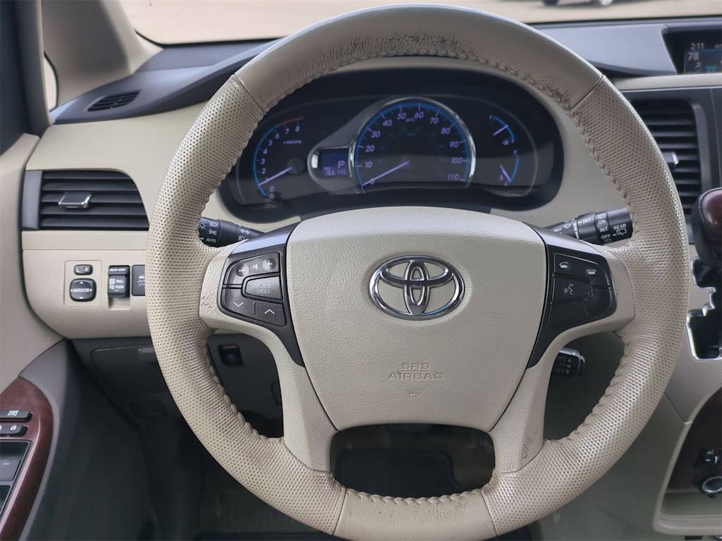 Thumbnail: 2014 Toyota Sienna - 13