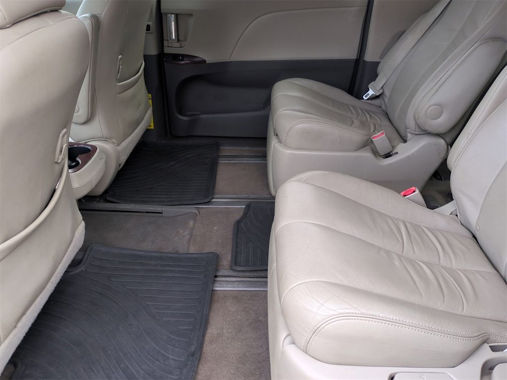 Thumbnail: 2014 Toyota Sienna - 12