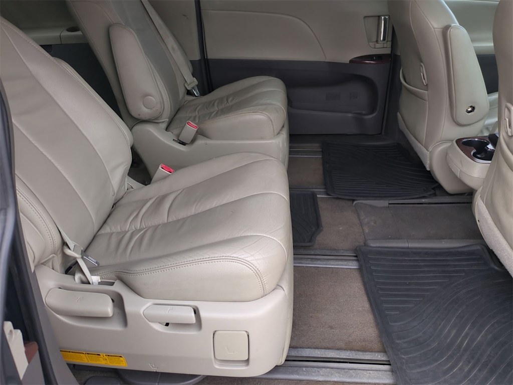 Thumbnail: 2014 Toyota Sienna - 28