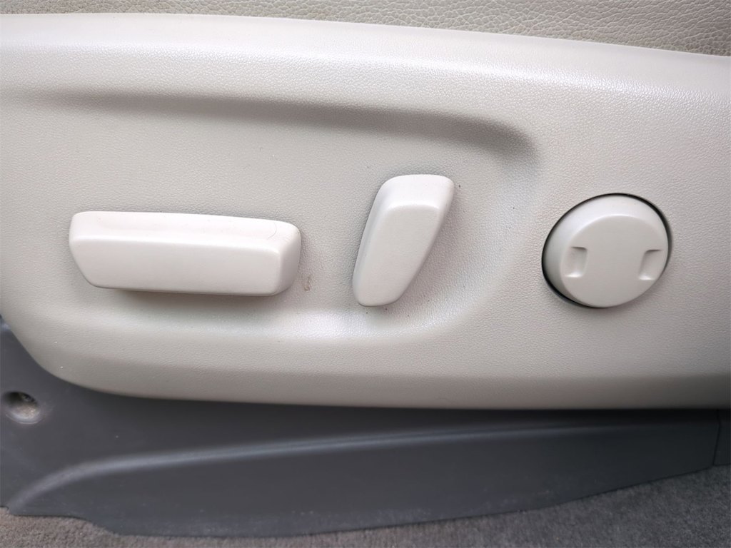 Thumbnail: 2014 Toyota Sienna - 25