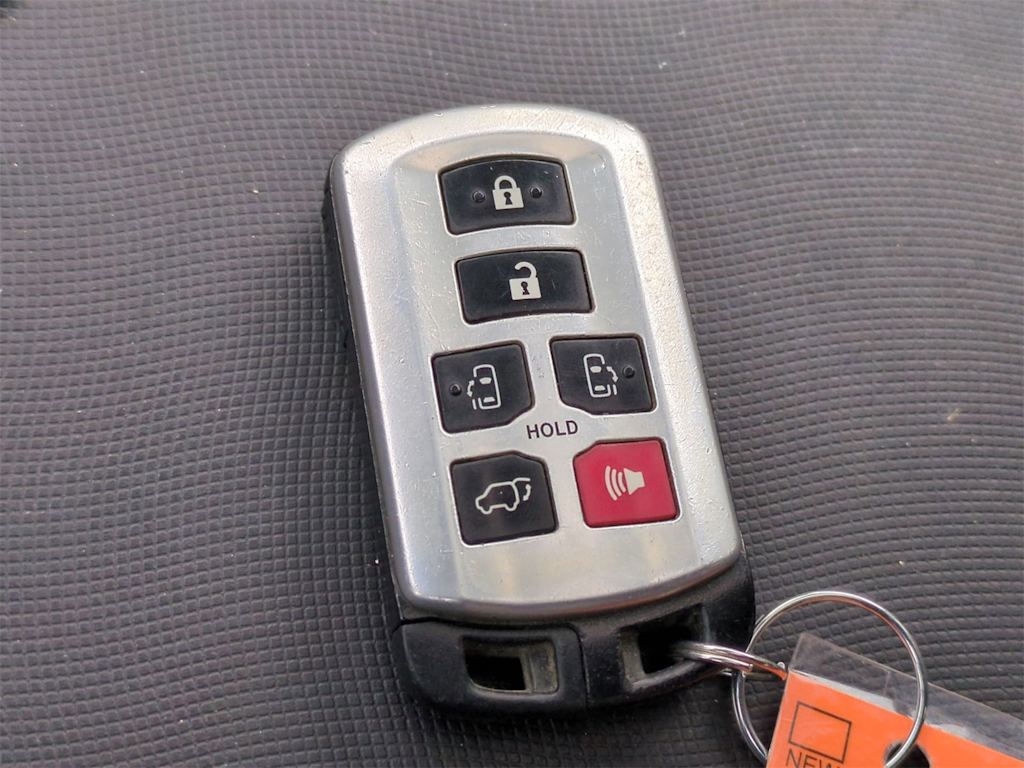 Thumbnail: 2014 Toyota Sienna - 38