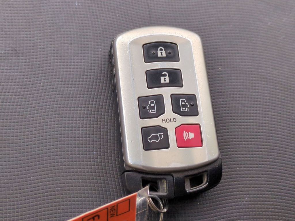 Thumbnail: 2015 Toyota Sienna - 18