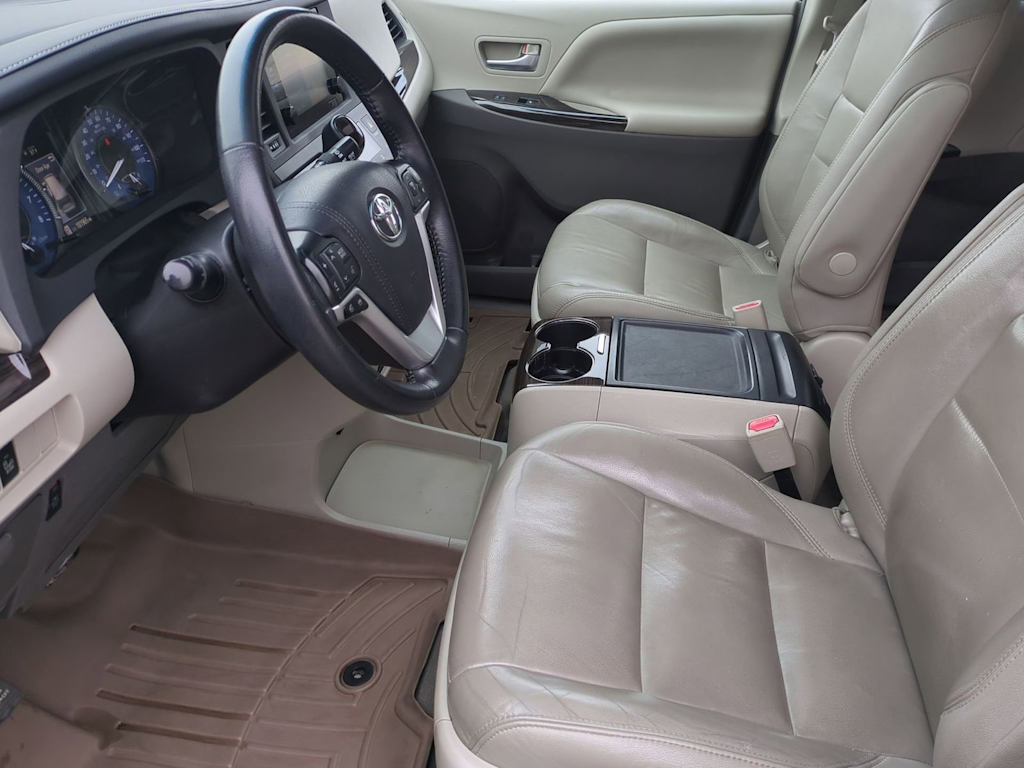 Thumbnail: 2015 Toyota Sienna - 10