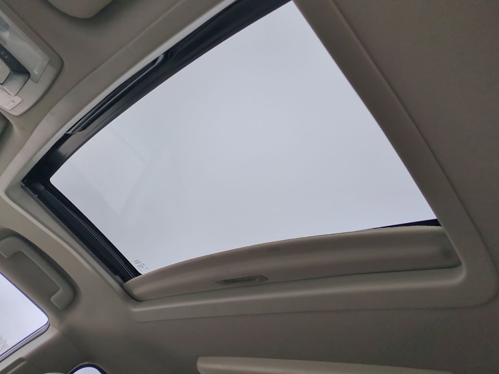 Thumbnail: 2015 Toyota Sienna - 28