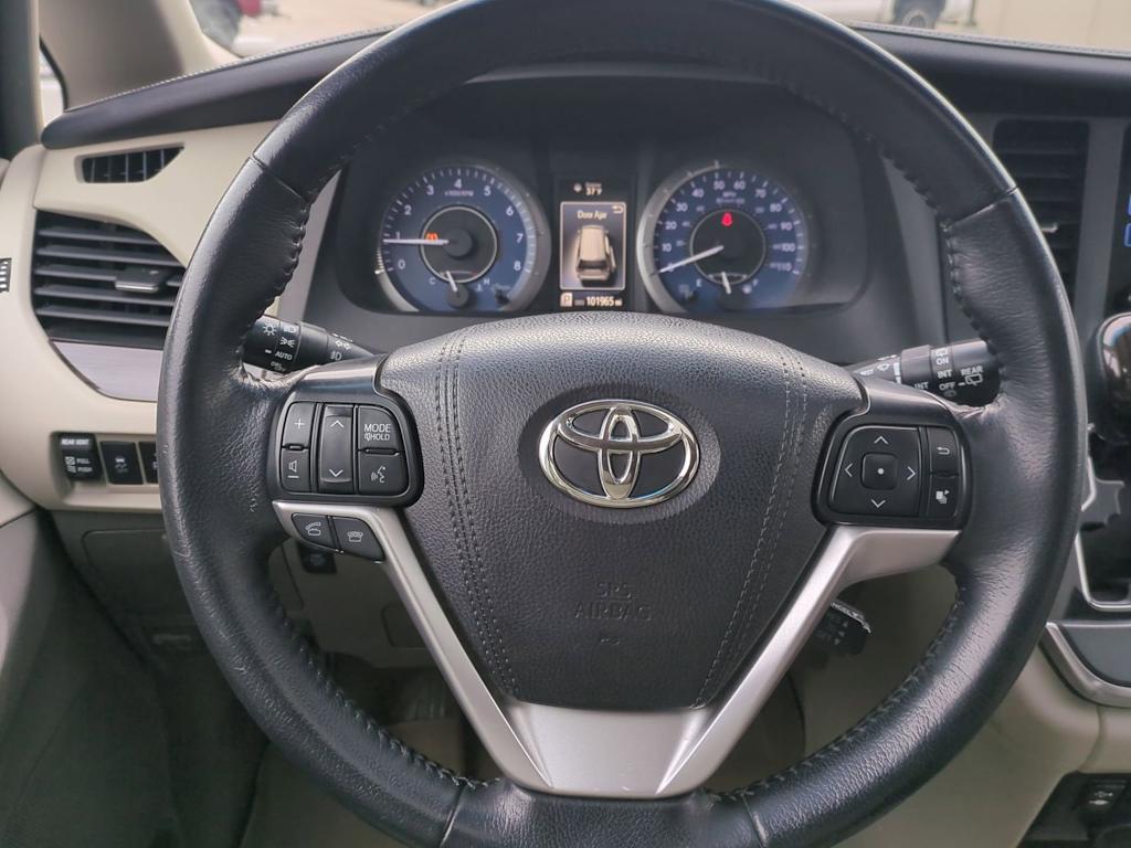 Thumbnail: 2015 Toyota Sienna - 13