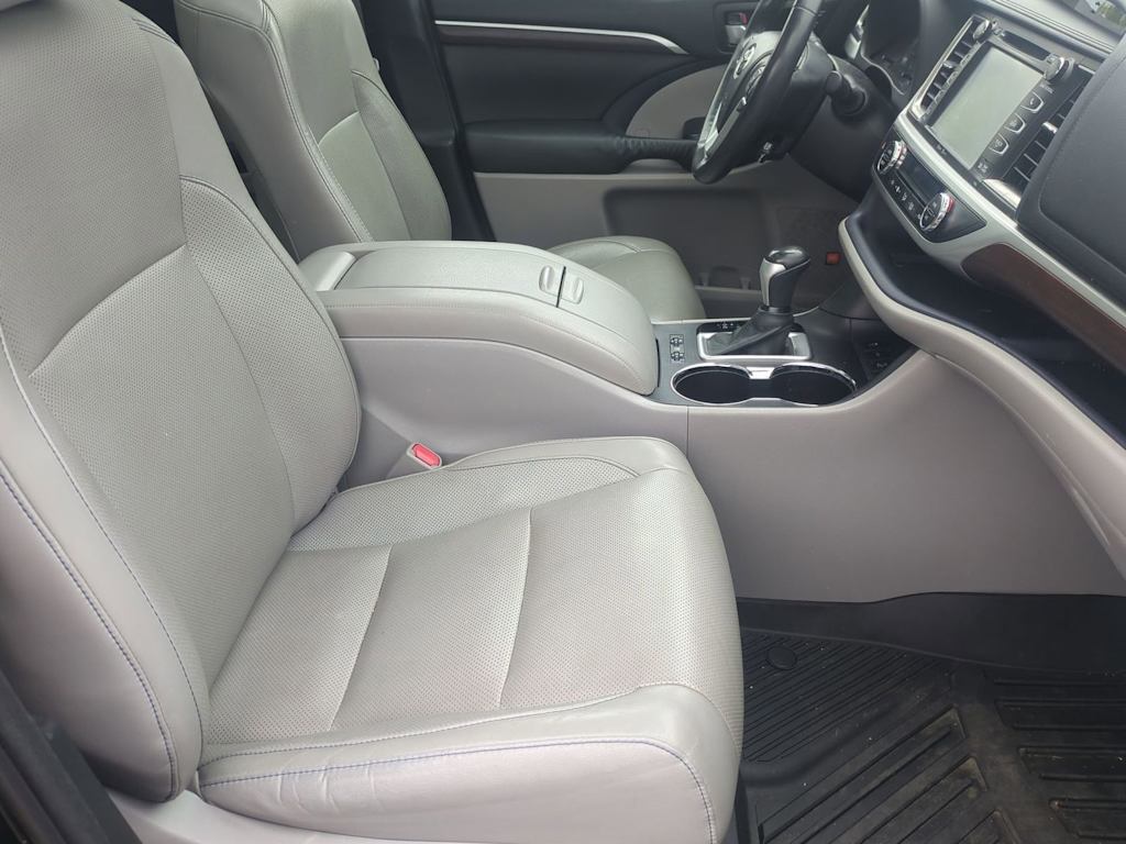 Thumbnail: 2015 Toyota Highlander - 31