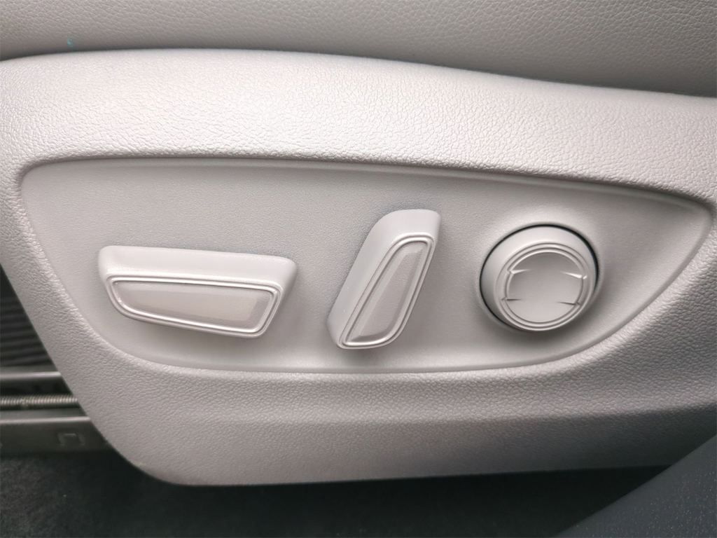 Thumbnail: 2022 Toyota Highlander - 26