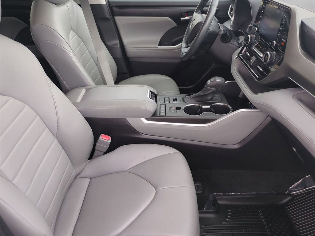 Thumbnail: 2022 Toyota Highlander - 11