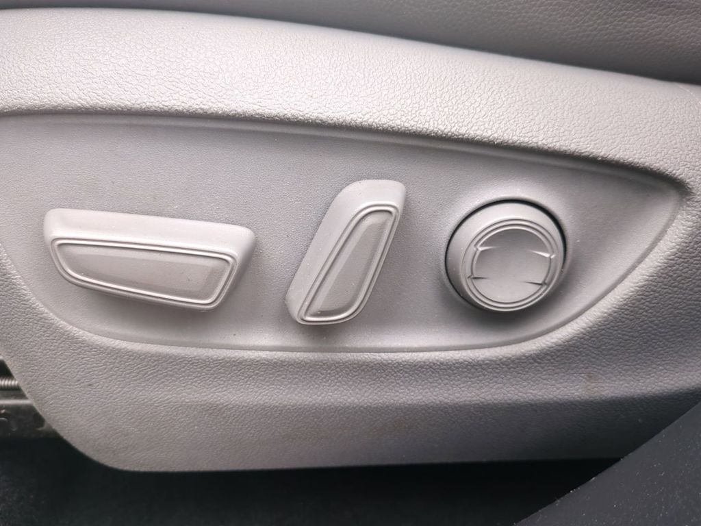 Thumbnail: 2022 Toyota Highlander - 25