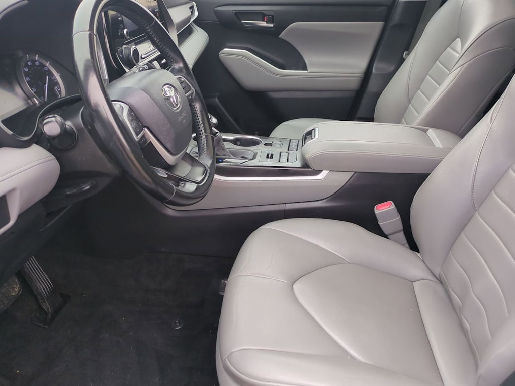 Thumbnail: 2022 Toyota Highlander - 10