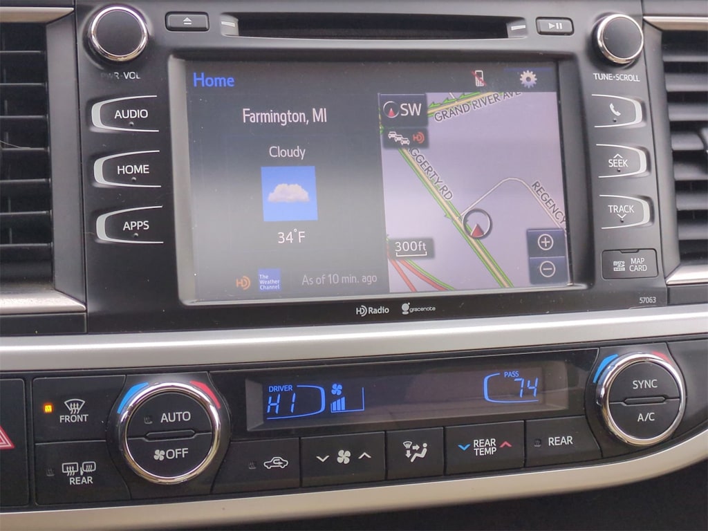 Thumbnail: 2015 Toyota Highlander - 14