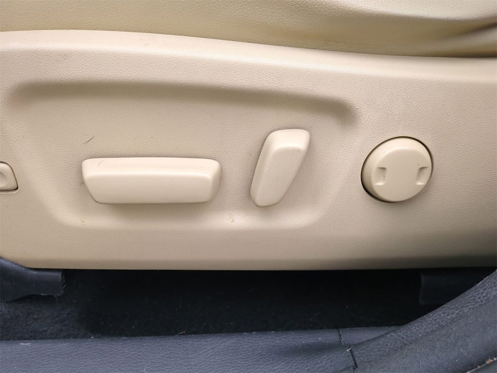 Thumbnail: 2015 Toyota Highlander - 26