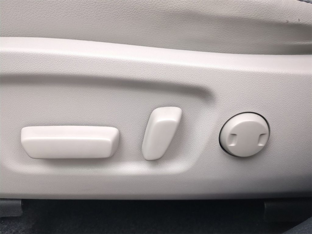 Thumbnail: 2019 Toyota Highlander - 25