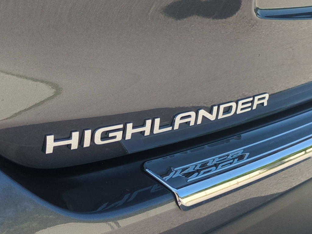 Thumbnail: 2023 Toyota Highlander - 24