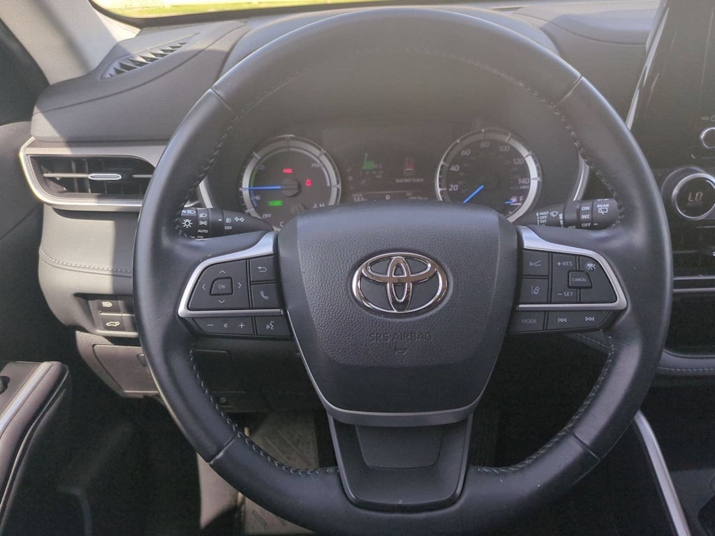 Thumbnail: 2023 Toyota Highlander - 13
