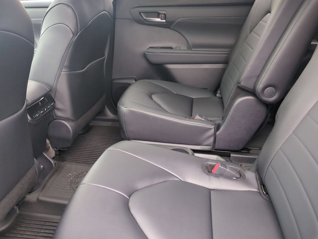 Thumbnail: 2026 Toyota Highlander - 12