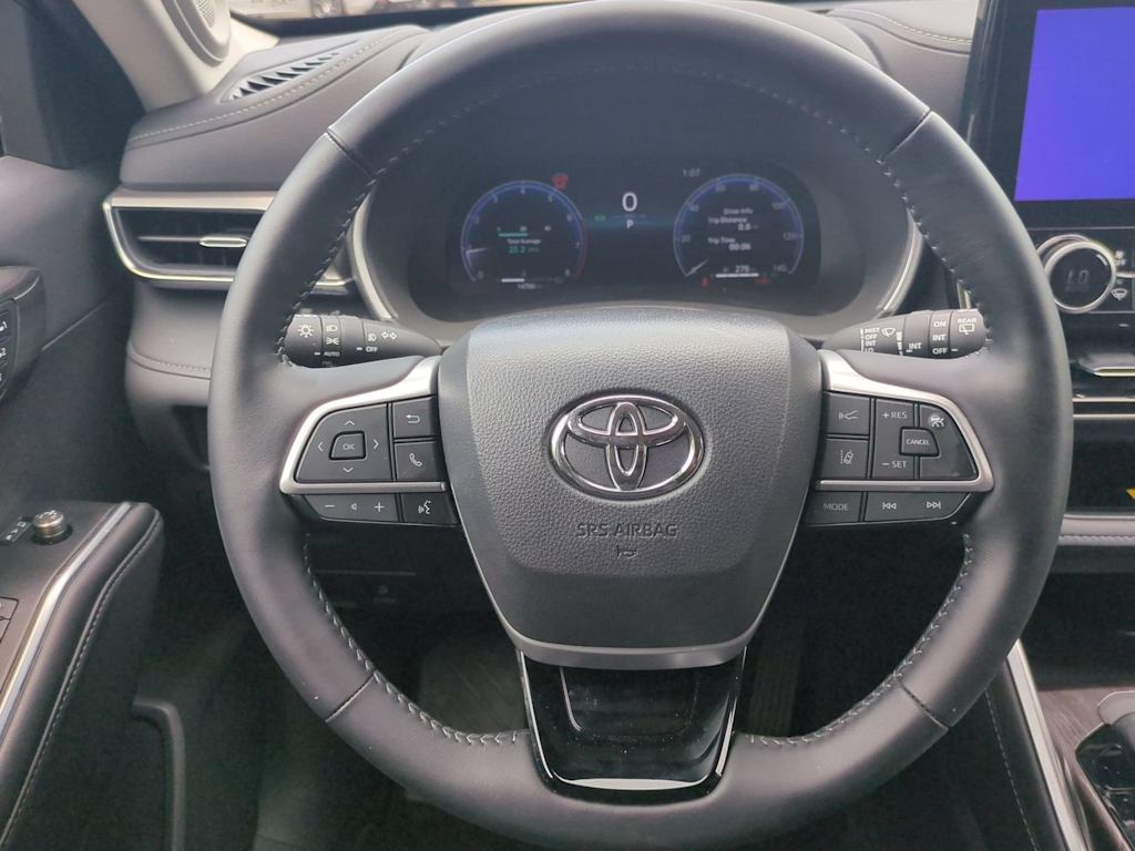 Thumbnail: 2025 Toyota Highlander - 13
