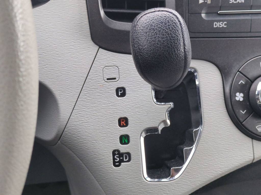 Thumbnail: 2013 Toyota Sienna - 15