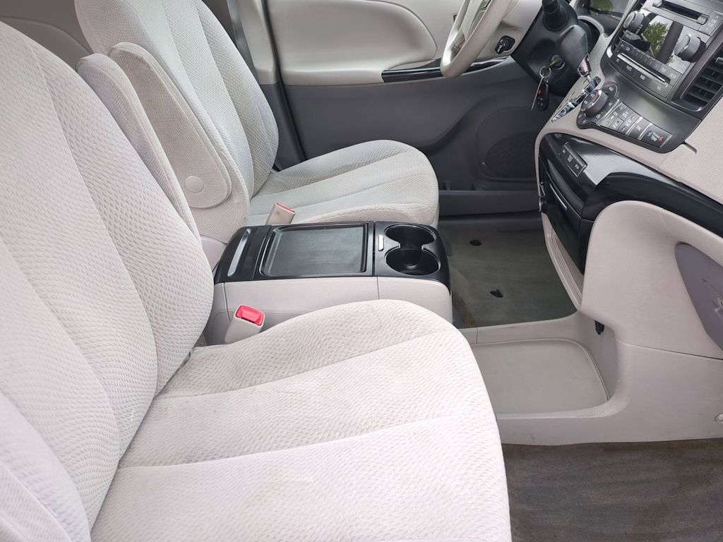 Thumbnail: 2013 Toyota Sienna - 11