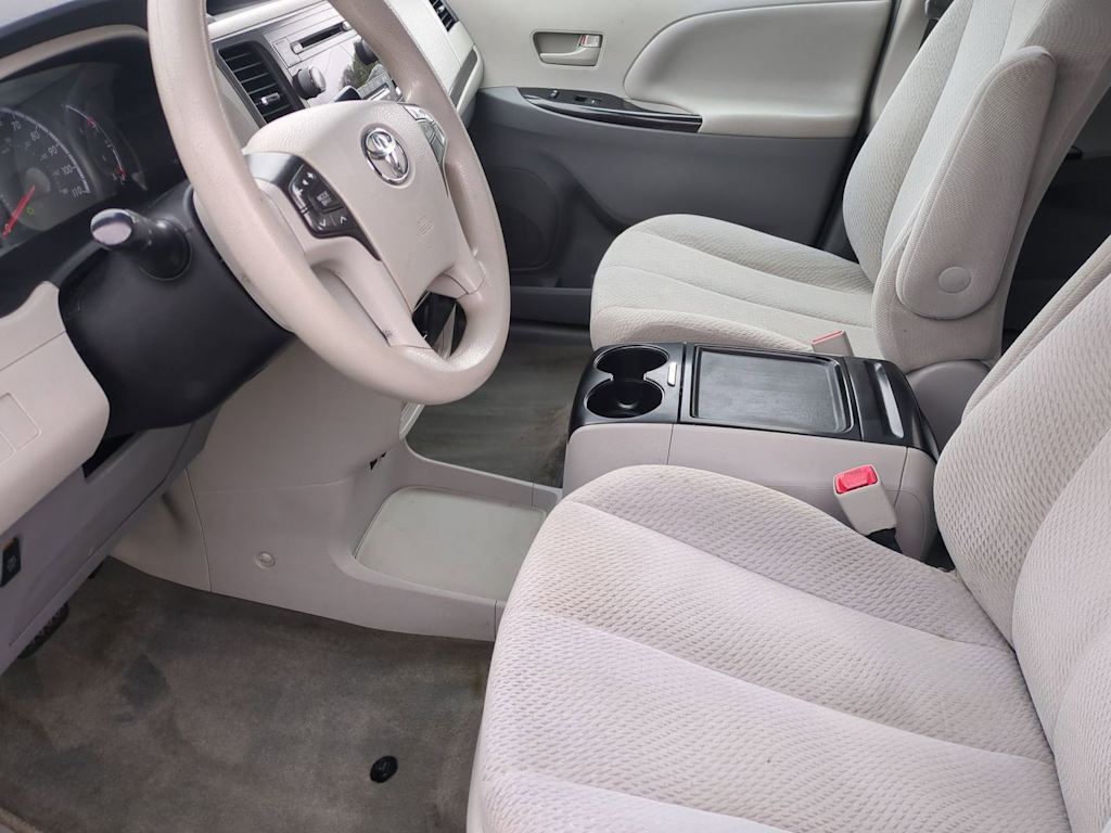 Thumbnail: 2013 Toyota Sienna - 10