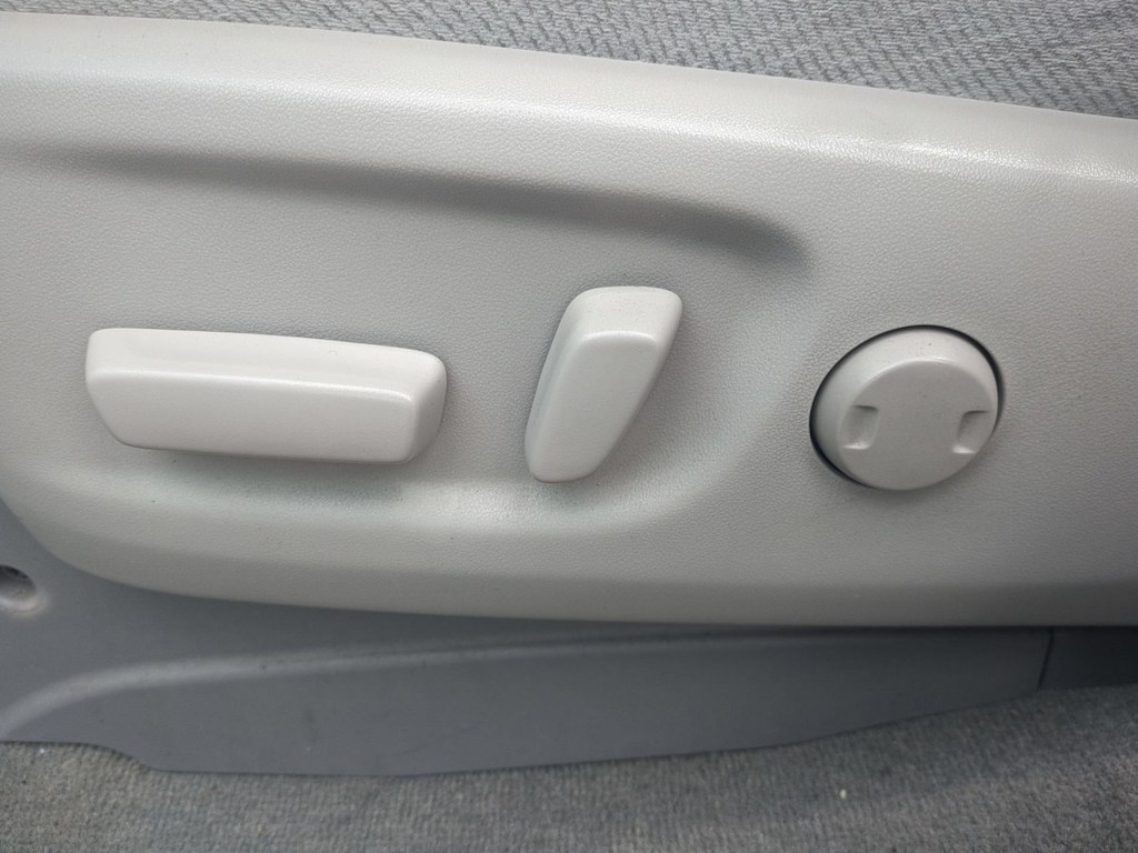 Thumbnail: 2013 Toyota Sienna - 25